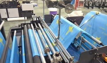 Maszyna do produkcji worków z wysokowydajnego opakowania z włókniny z mocowaniem online